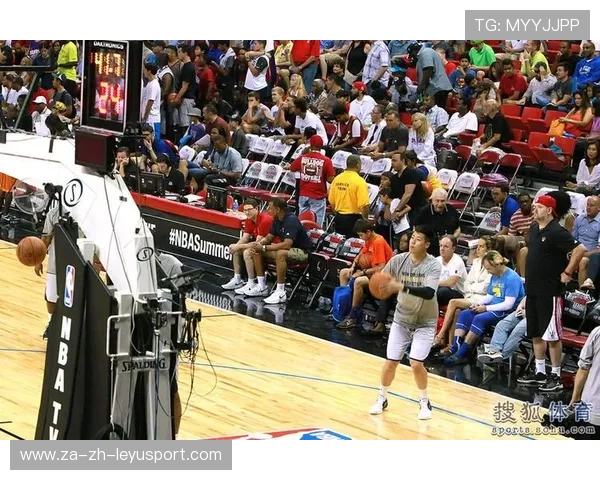 怀特三分线外果断出手